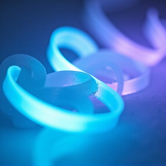 抽象的な光のアートインスタレーションのクローズアップ